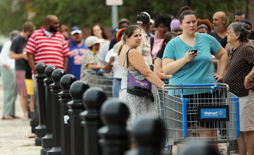 Los minoristas estadounidenses también se han visto afectados y les toca competir para atraer a los trabajadores ante la escasez de mano de obra.