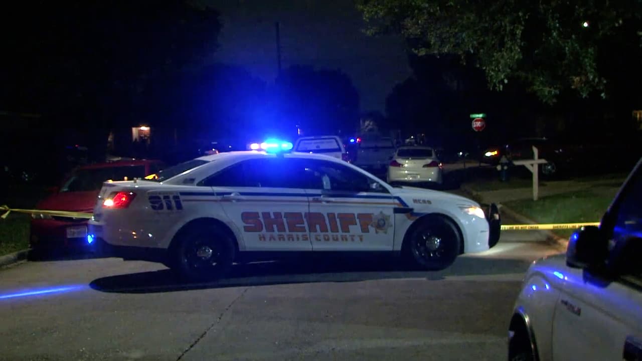 <a href="https://www.univision.com/local/houston-kxln/hcso-halla-a-dos-adolescentes-muertos-tras-presunta-venta-de-drogas-en-houston-video">Dos adolescentes fueron hallados sin vida </a>en un vecindario en Houston, en lo que las autoridades califican como posible caso de venta de drogas.