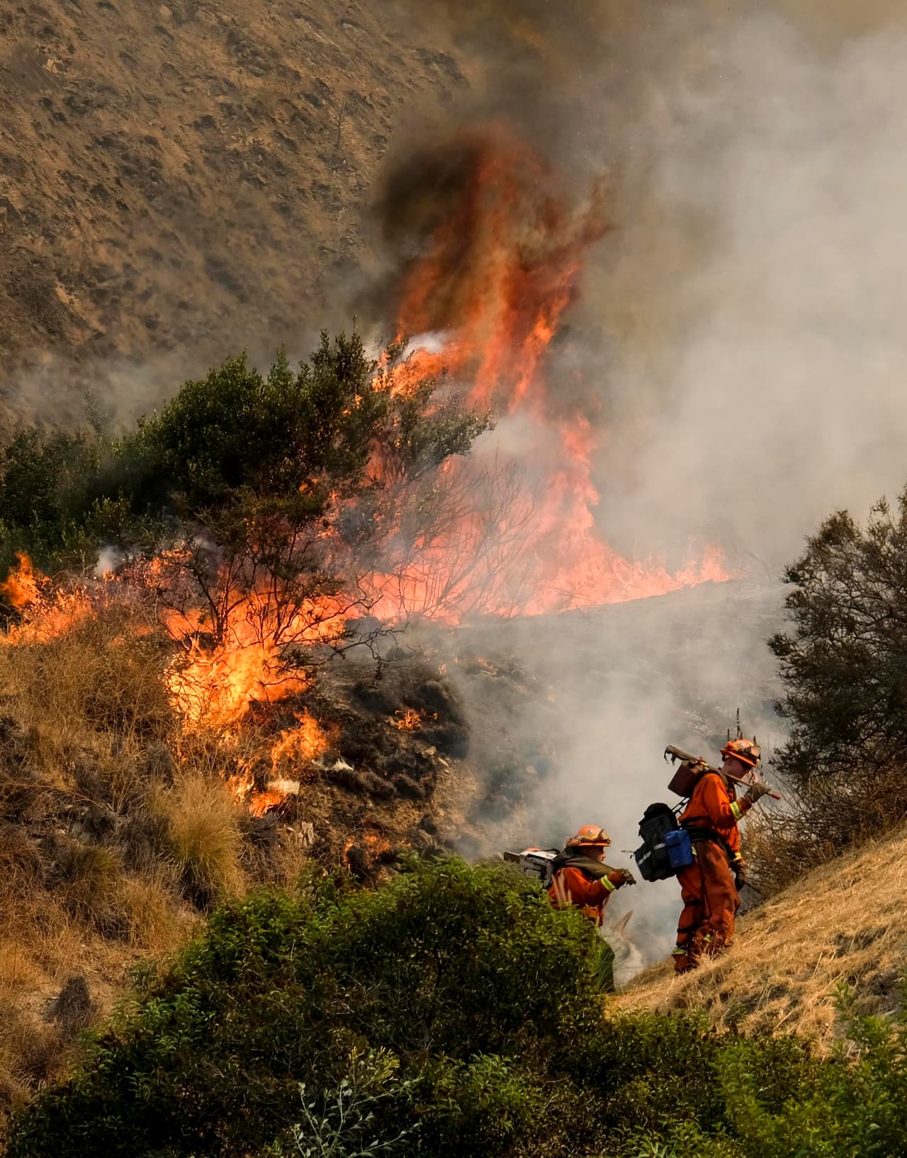 Los cambios en la dirección del viento han dificultado la labor de los bomberos.