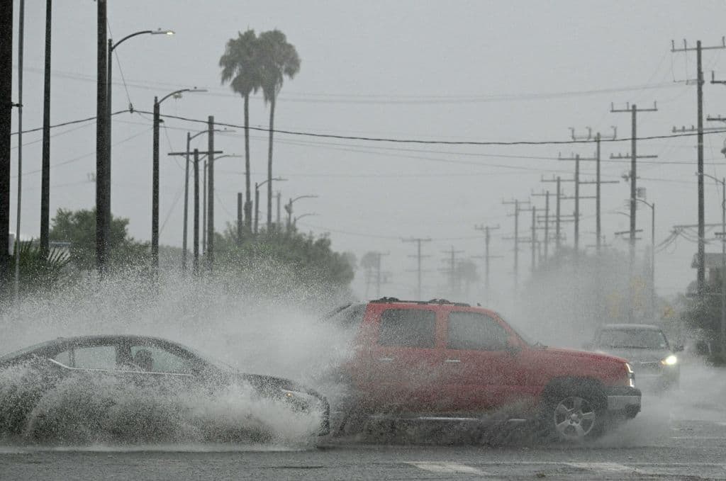 7 claves para evitar un accidente al manejar bajo lluvia intensa en el sur de California