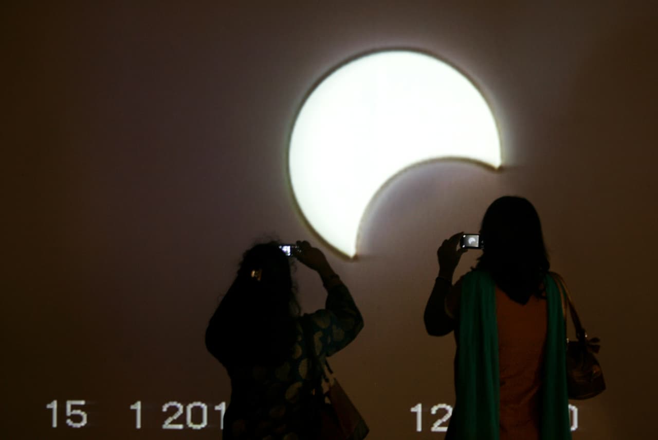 <b>8.- Practicar mi foto.</b> 
<br>Olvídese de hacer la mejor fotografía de eclipses de la historia. Lo único seguro es que con nuestro Smartphone haremos 'nuestra' foto, desde nuestro lugar, con los que están junto a nosotros. Y siempre tendremos la opción del selfie, un video al momento del eclipse total con sus reacciones o un timelapse. Y si puede, practique. El enfoque y la exposición de su Smartphone en un eclipse solar es similar a fotografiar a la luna (pero sin filtro) así que aproveche los días que faltan para entrenar.
<br>