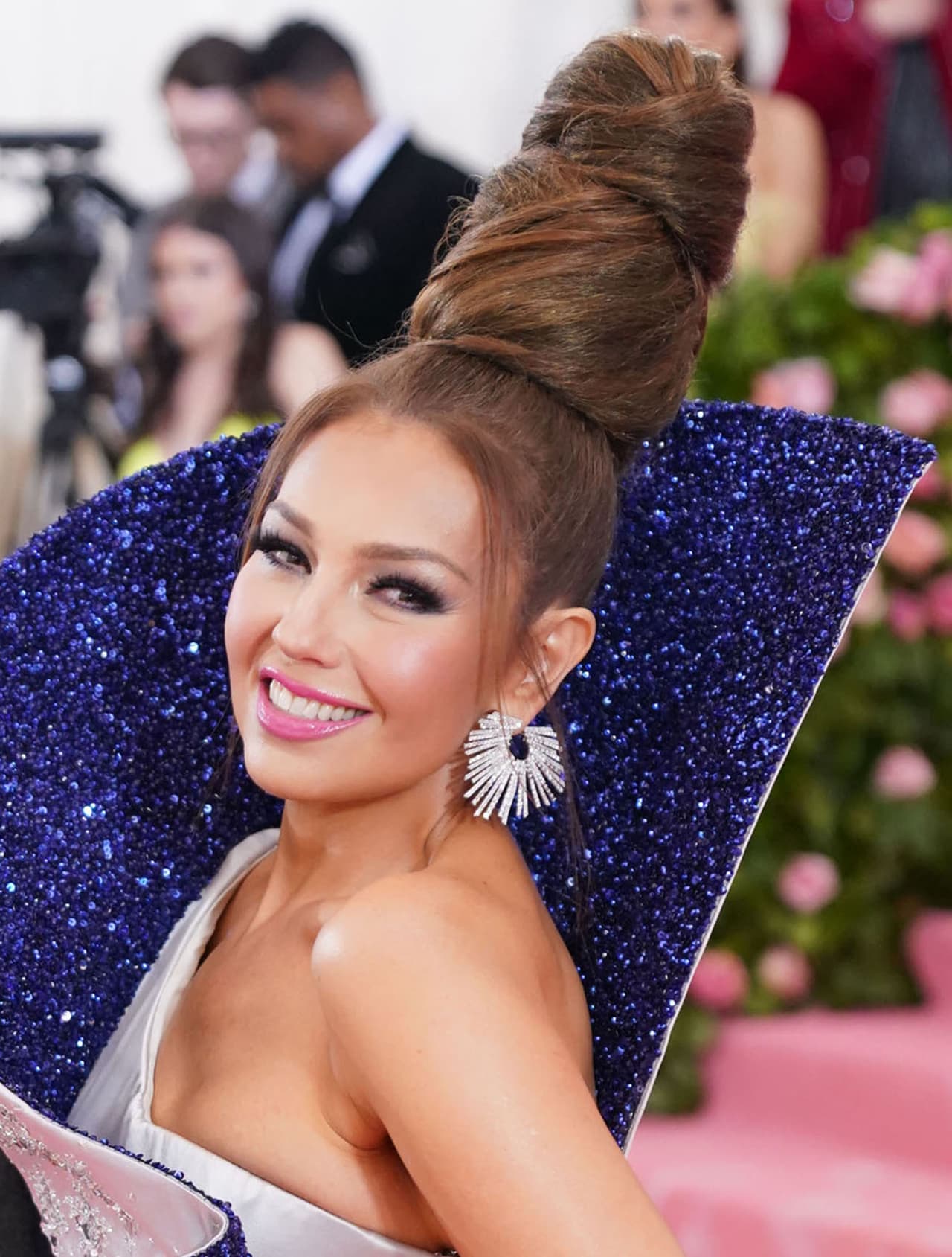 Otro de los eventos a los que usualmente acude la mexicana es la MET Gala, una de las noches en las que asiste solo lo más selecto de los famosos a nivel mundial. Este año Thalía le puso el toque latino al evento al que también asistieron 
<b><a href="https://www.univision.com/shows/despierta-america/jlo-thalia-penelope-cruz-y-salma-hayek-pusieron-el-toque-latino-a-la-alfombra-rosa-de-la-met-gala-video" target="_blank">JLo y Salma Hayek</a></b>.