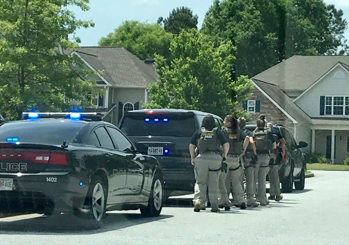 Los detenidos son personas que presuntamente poseían y distribuían pornografía infantil, y que explotaban sexualmente a menores de otras formas mediante el uso de la tecnología o el internet, según el GBI.