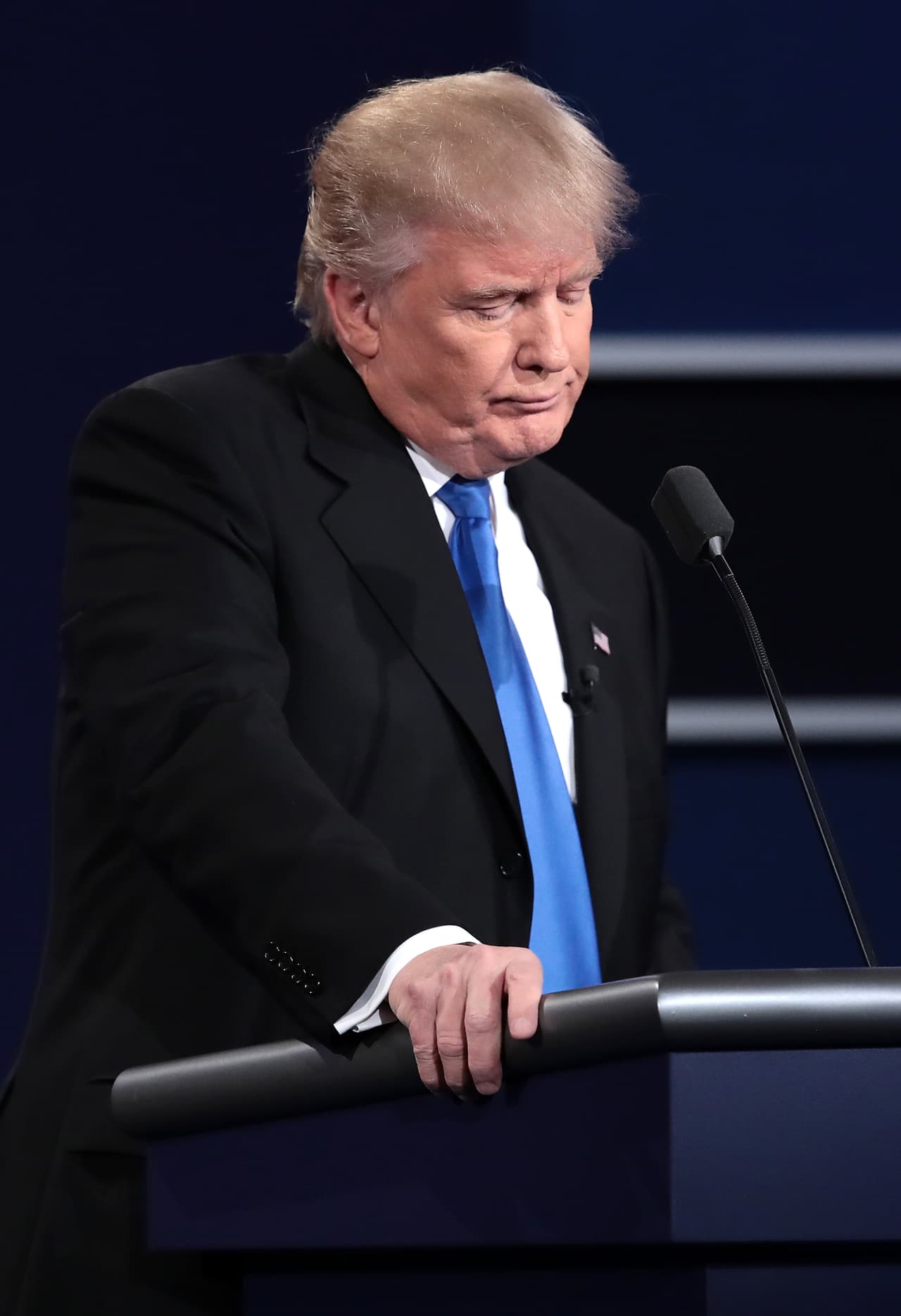 Un momento en el que el candidato presidencial republicano se muestra decaído, mientras escucha a su contraparte.