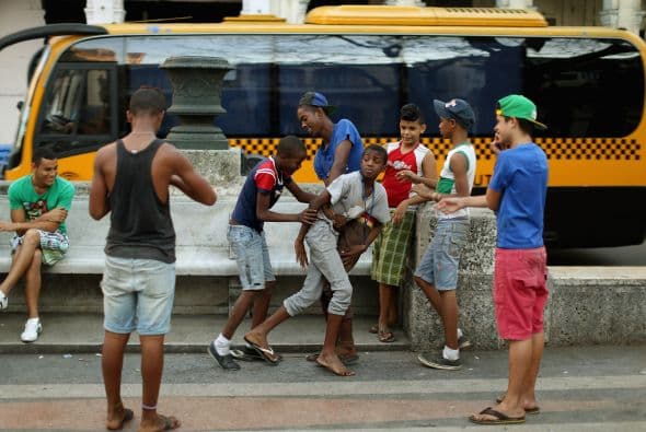 Un grupo de muchachos juegan luchas en el Paseo del Prado, en el barrio de La Habana Vieja.