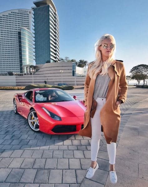 Pero sin duda, los Ferrari son sus modelos favoritos, ya que abundan las imágenes con estos deportivos. Es por eso que su esposo decidió sorprenderla el 
<b>Día de San Valentín</b> con las llaves de un Ferrari 488 Spider lleno con 1,000 rosas.