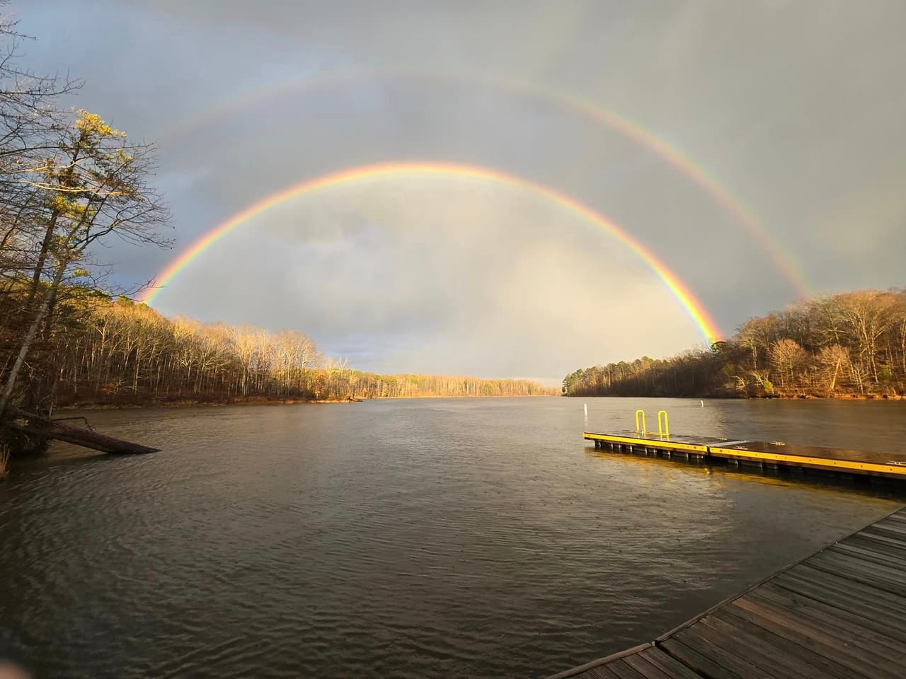 <b>Falls Lake State Recreation Area</b>
<br>
<b>Sitio web</b>: 
<a href="https://www.ncparks.gov/state-parks/falls-lake-state-recreation-area">https://www.ncparks.gov/state-parks/falls-lake-state-recreation-area</a> 
<br>
<b><a href="https://maps.app.goo.gl/WzVE2Jsh8HkDX3vA8">Cómo llegar</a> </b>
<br>
<br>Ubicada en los condados de Durham y Wake, a 15 millas al este del centro de Durham, el área recreativa estatal de Falls Lake ofrece siete áreas de acceso al embalse. Más de 300 áreas de campings ofrecen una variedad de experiencias nocturnas.
