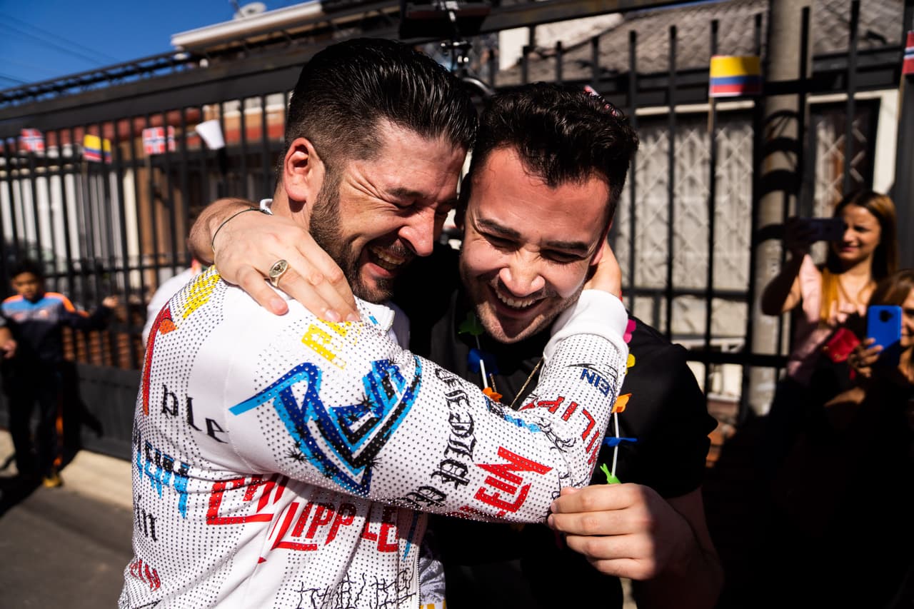 Alfonso abraza a su hermano John al reunirse en un barrio de Colombia.
