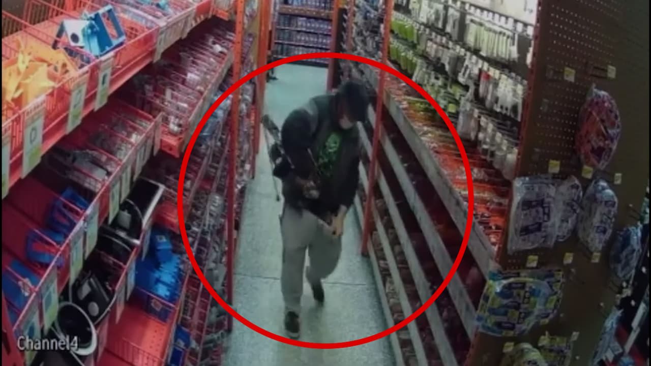 Graban a un hombre acusado de robar dos ballestas metiéndolas en sus pantalones