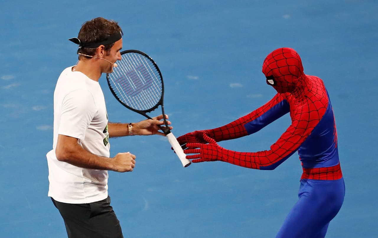 El Australian Open vivió una jornada colorida, previo al arranque del cuadro principal el próximo lunes, en la que las grandes figuras compartieron con superhérores, entre otras actividades.