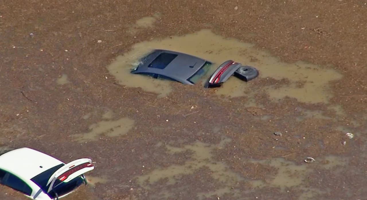 Hay varios vehículos sumergidos, pero no se reportan víctimas mortales.