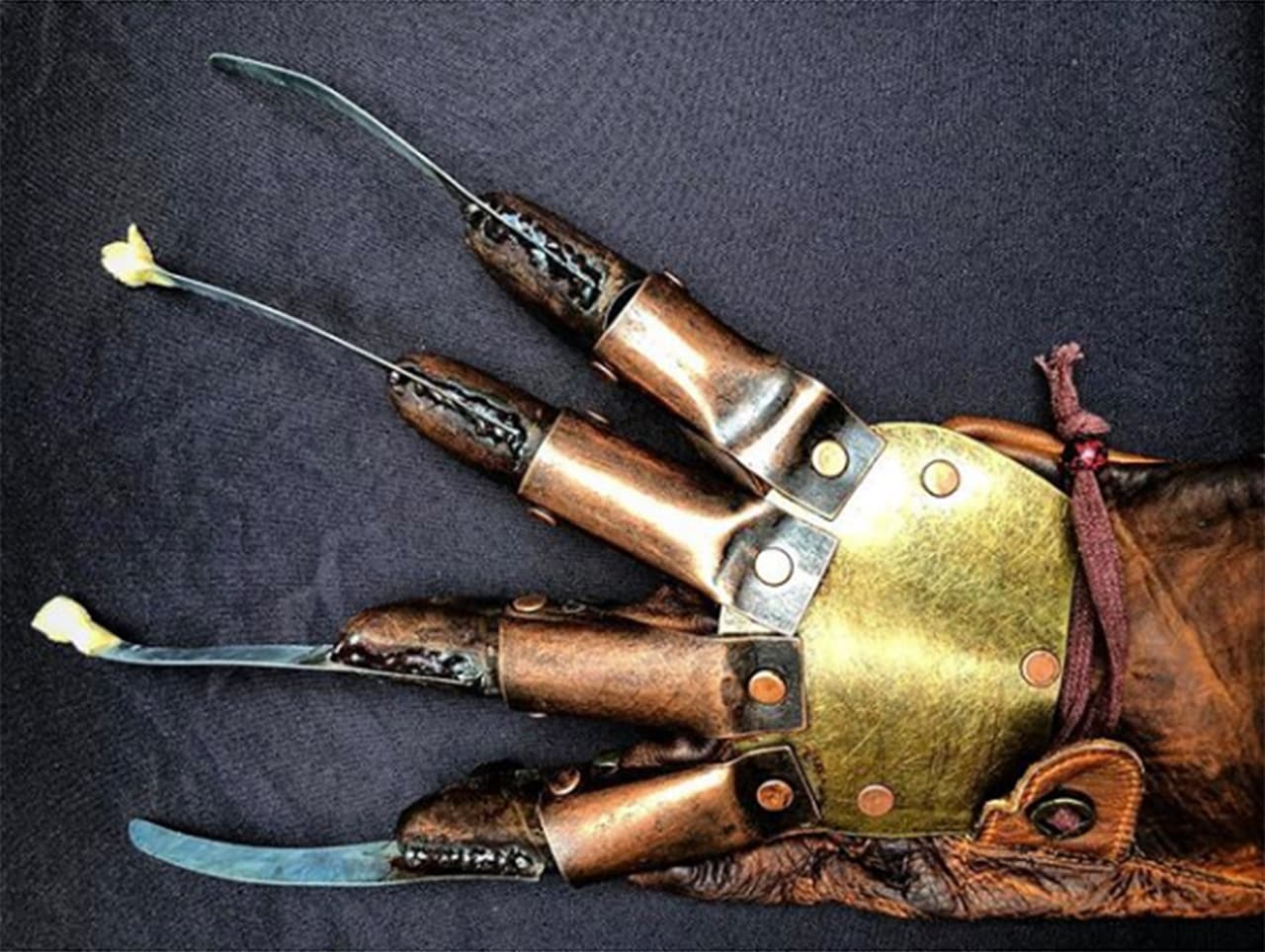 <b>1. Guante de Cuchillas.</b> “Es seguro volver a dormir en Elm Street. Freddy perdió su guante en el Aeropuerto Internacional Hartsfield-Jackson de Atlanta (ATL). Se quemó después de olvidar quitárselo antes de pasar por el punto de control TSA”,
<a href="https://www.instagram.com/p/BjIJiOxHTCw/?utm_source=ig_web_copy_link" target="_blank">se lee en el post en instagram de mayo de 2018 en referencia a la serie de películas</a> ‘A Nightmare in Elm Street’ (Pesadilla en la calle del Infierno, en español).