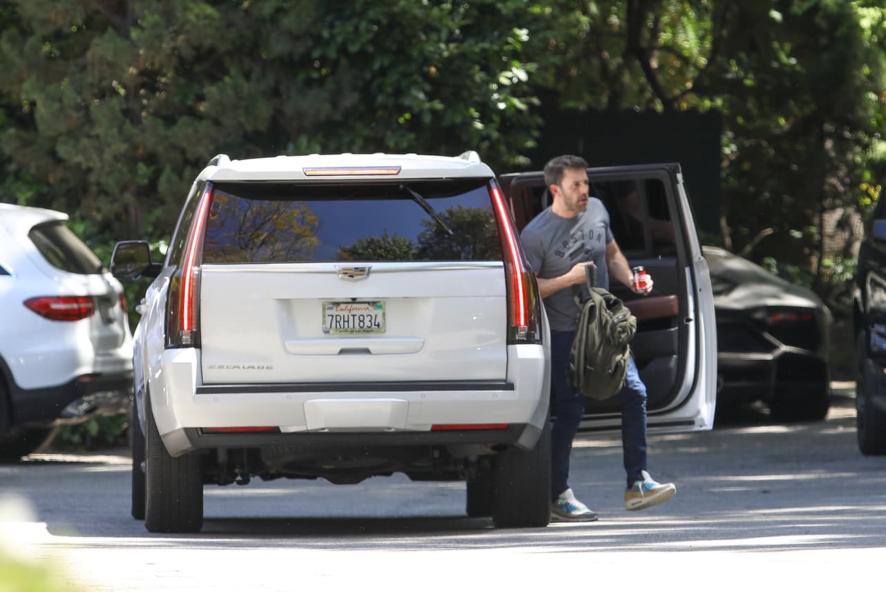 El actor de filmes como ‘The way Back’ y ‘The accountant’ fue visto saliendo de la camionera SUV de Jennifer López tras pasar un tiempo con ella la semana pasada, reportó The Daily Mail. El actor y director de 48 años vive en Los Ángeles, donde la actriz de 51 años reside ahora.