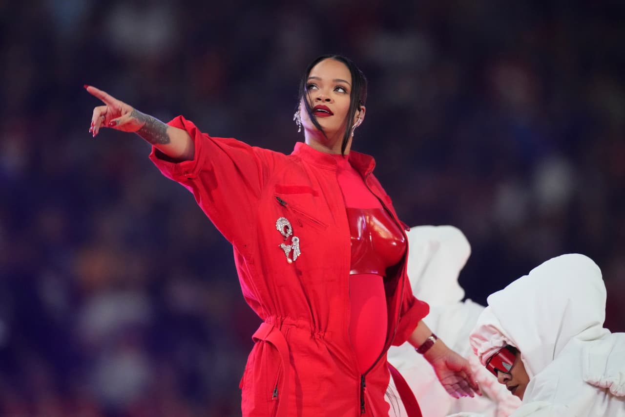 Rihanna conquista el Super Bowl con una acrobática actuación y una revelación