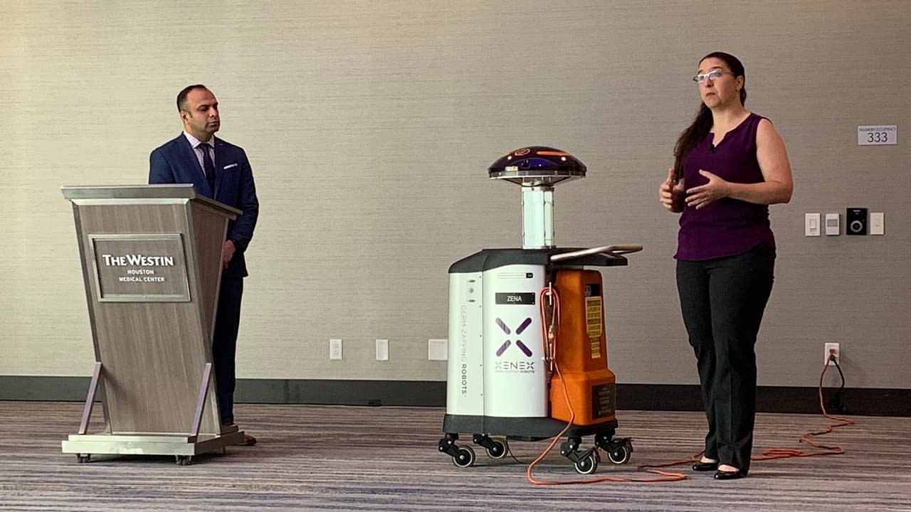 La demostración del robot LightStrike Germ-Zapping fue encabezada por el vicepresidente de operaciones de Pearl Hospitality, Archit Sanghvi y la Dra. Sarah Simmons, directora de Science, Xenex, DrPH CIC FAPIC con sede en San Antonio.