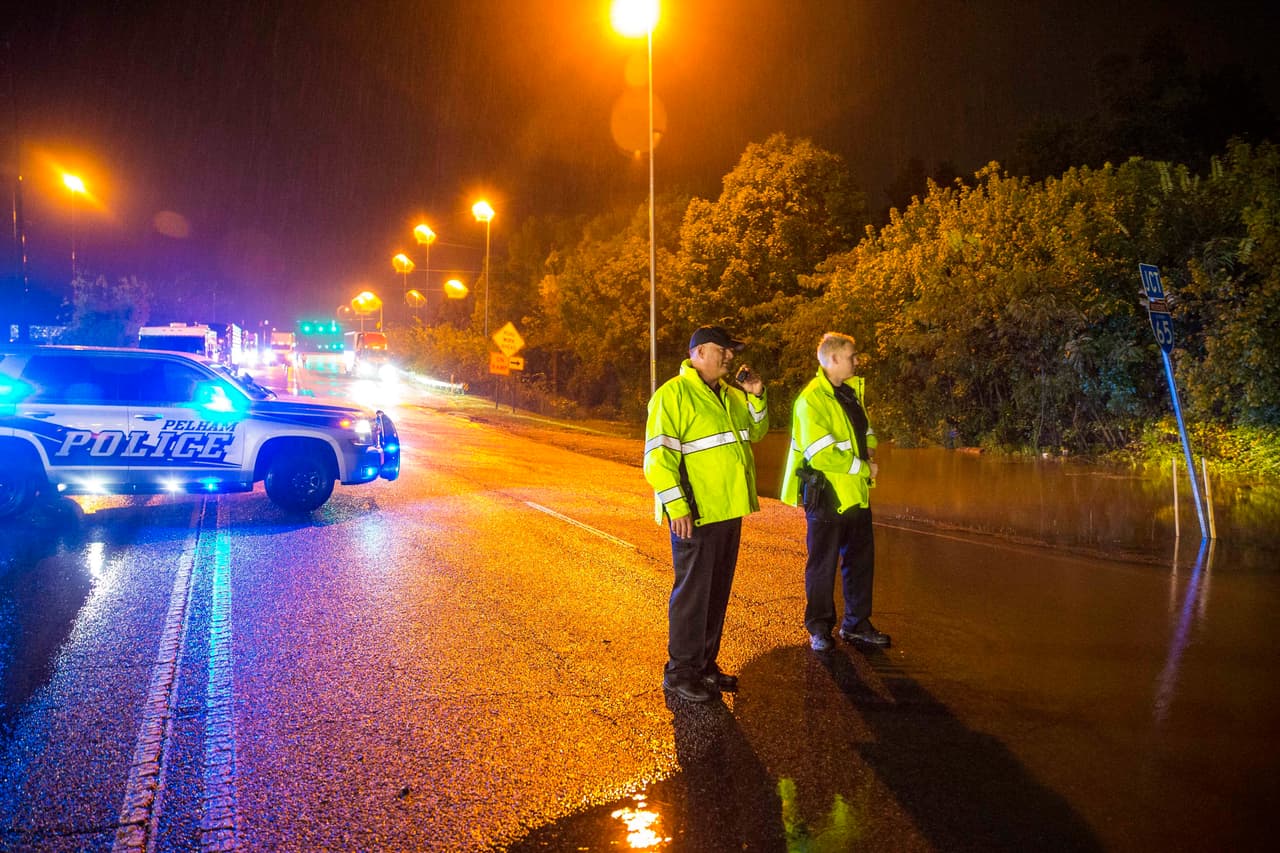 Agentes de policía de Pelham, a las afueras de Birmingham, revisan los niveles de agua en un sitio aledaño a la interestatal 65. Al menos 82 personas fueron rescatadas de sus hogares y más de 15 fueron sacadas de los vehículos después de que 
<a href="https://www.univision.com/temas/inundaciones">los arroyos se desbordaran</a>, informó el Departamento de Bomberos de Pelham.