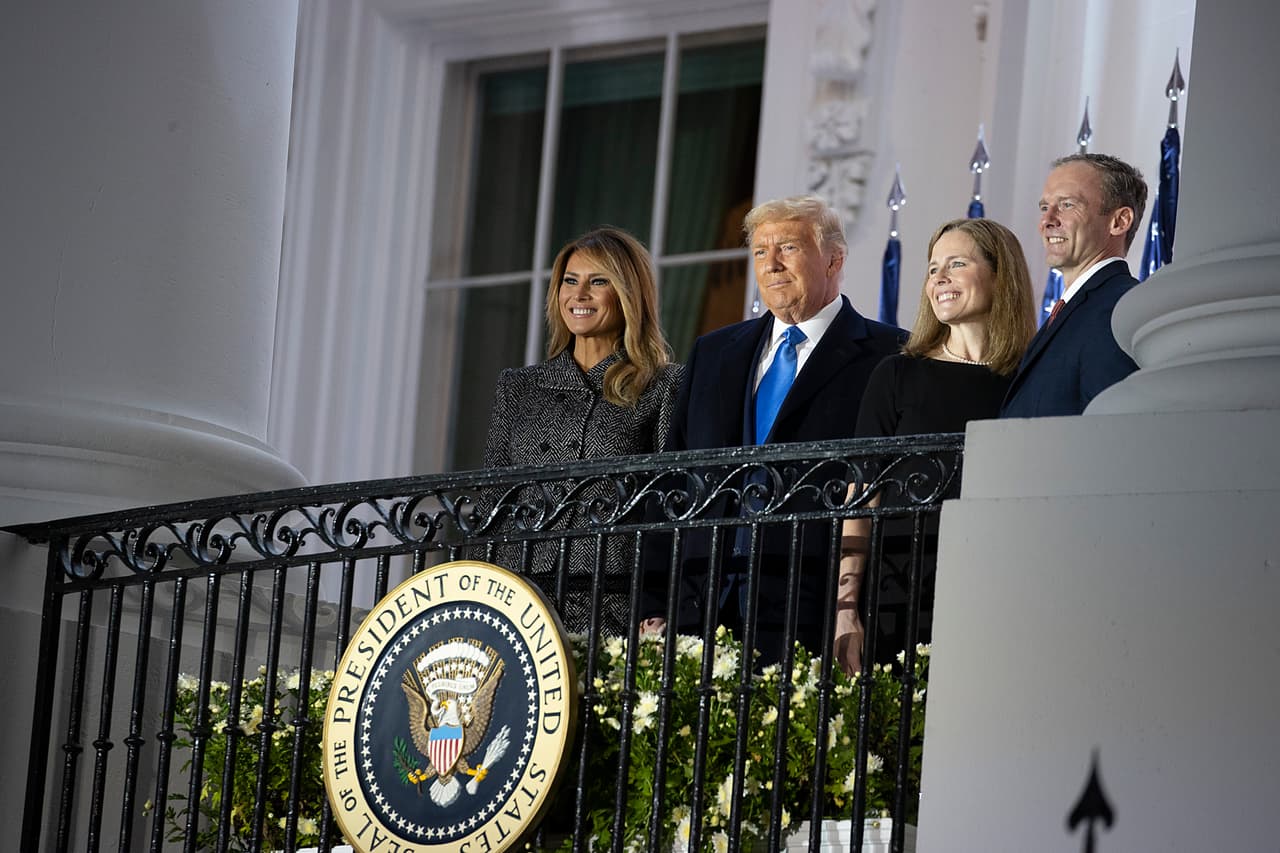 De izquierda a derecha: la primera dama Melania Trump, el presidente Donald Trump, la jueza de la Corte Suprema Amy Coney Barrett y su esposo, Jesse Barrett, tras la ceremonia de juramentación.
<br>