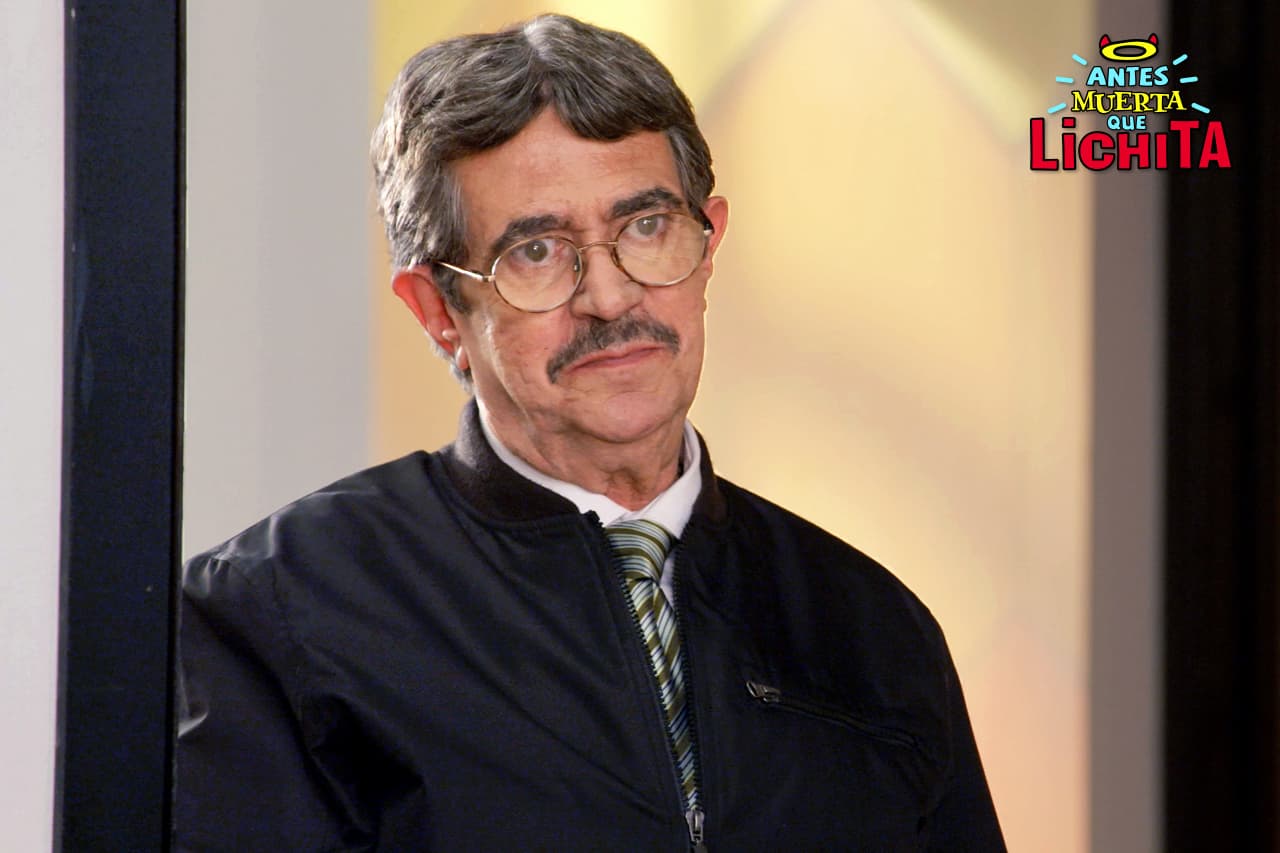 Nacho acude con Alicia para que le dé permiso de vender cafés en Icónika.