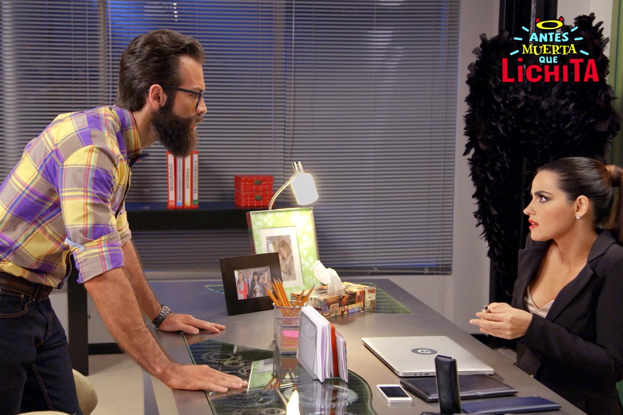 Braulio enfurece con Alicia por haberle robado el guión de su película, ocasionando que decida renunciar a Icónika.