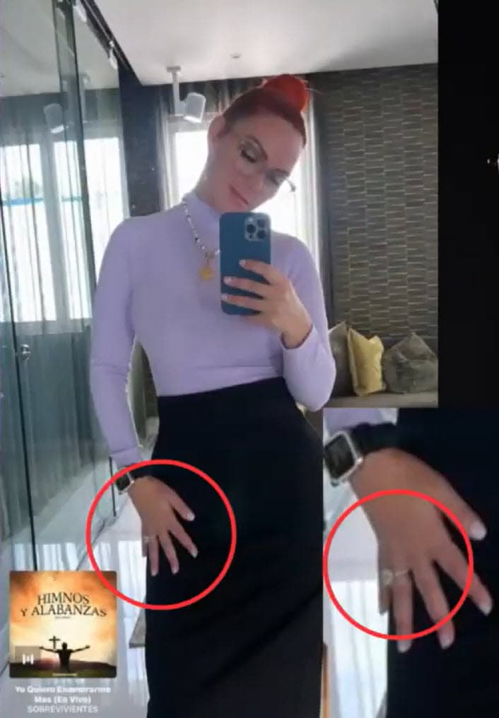 Mireddys usa el anillo de matrimonio.