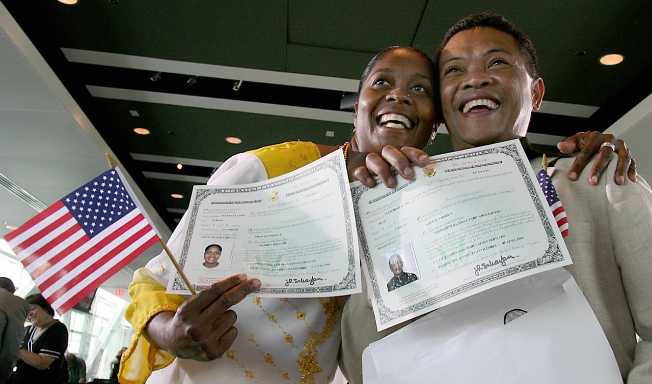 Qué oficinas de USCIS están procesando más rápido -y más lento- las solicitudes de ciudadanía (y qué implica para las elecciones de noviembre)