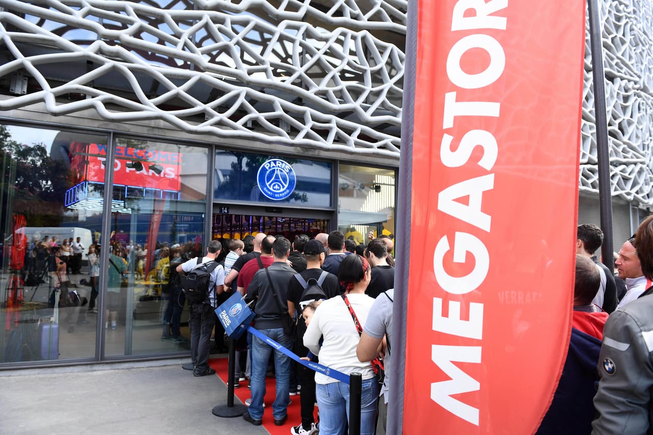 La tienda del equipo se llenó de hinchas que buscaron tener la primera playera del jugador, cuya presentación se hizo un día antes del inicio de la Liga de Francia.