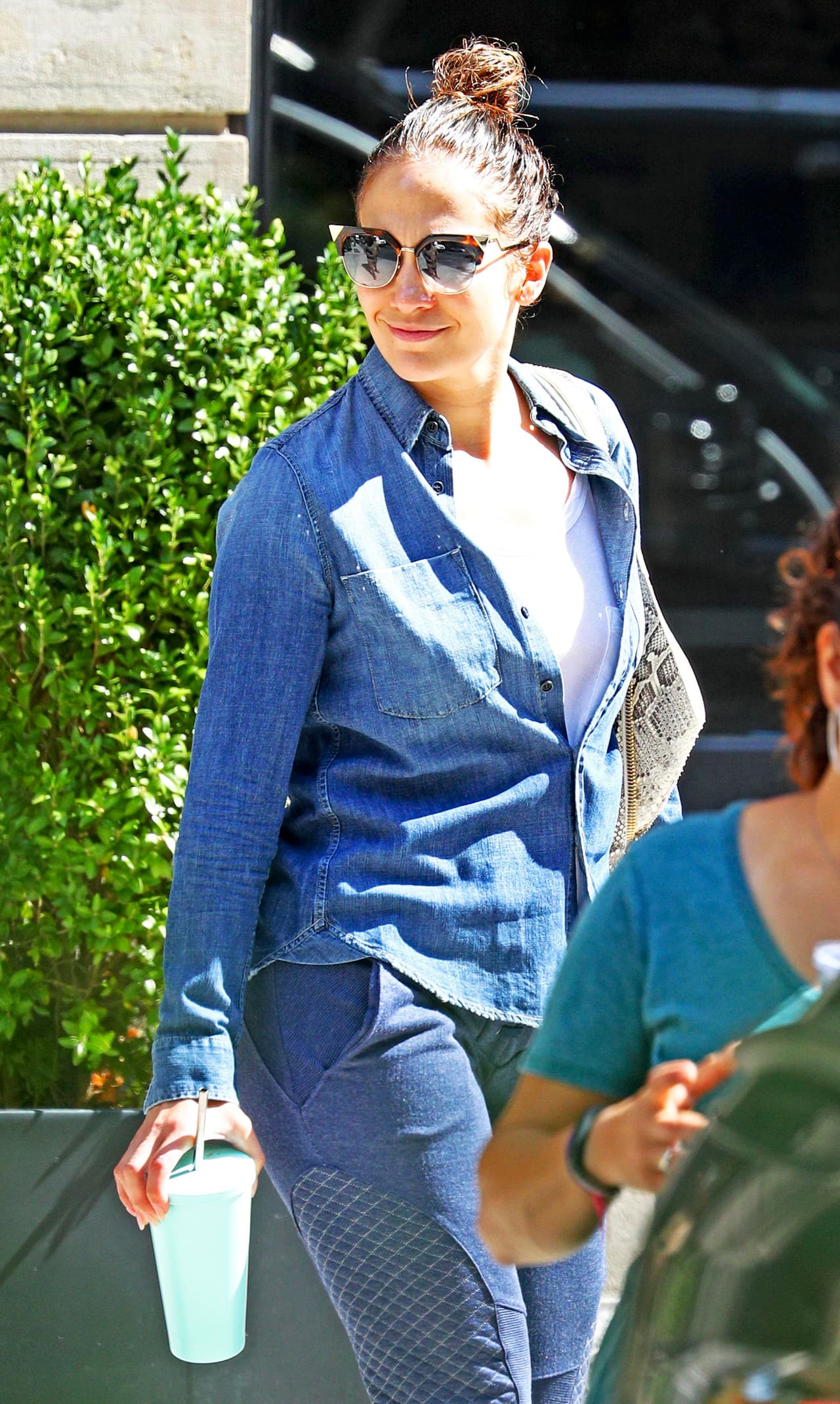 Estas imágenes de los paparazzi que los esperaban afuera de la residencia de J.Lo lo dicen todo.