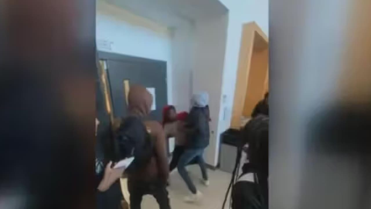 Pelea en secundaria de Raleigh deja un menor muerto y un herido; agresor es detenido y acusado de asesinato