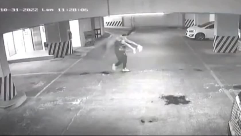 La jefa de gobierno (alcaldesa) de la Ciudad de México, Claudia Sheimbaum, presentó esta imagen en la que se aprecia a Ariadna López siendo cargada por Rautel "N" en el estacionamiento del condominio que habita en la colonia Roma de esa ciudad.