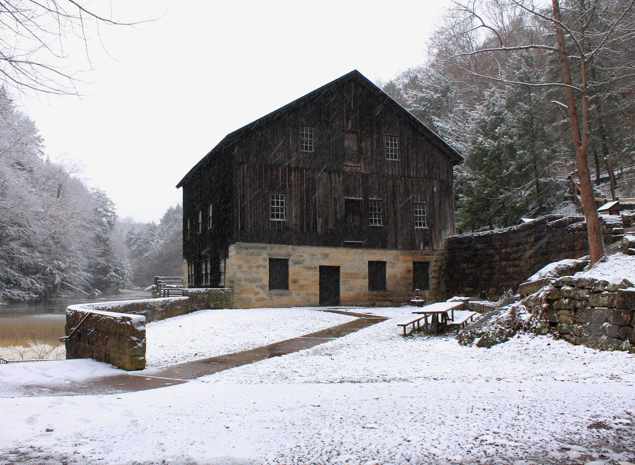 <b>McConnells Mill State Park</b>. Asombrosas vistas invernales te esperan en McConnells Mill State Park. Respira el aire fresco con una caminata por uno de los cuatro senderos del parque. Aventúrate en kayak en las aguas heladas o pasa unas agradables horas caminando con raquetas de nieve en uno de los senderos, que suman más de nueve millas.
<br>
<br>
<a href="https://goo.gl/maps/isEXuiyHAMnZb8CM9"><b>Cómo llegar</b></a>