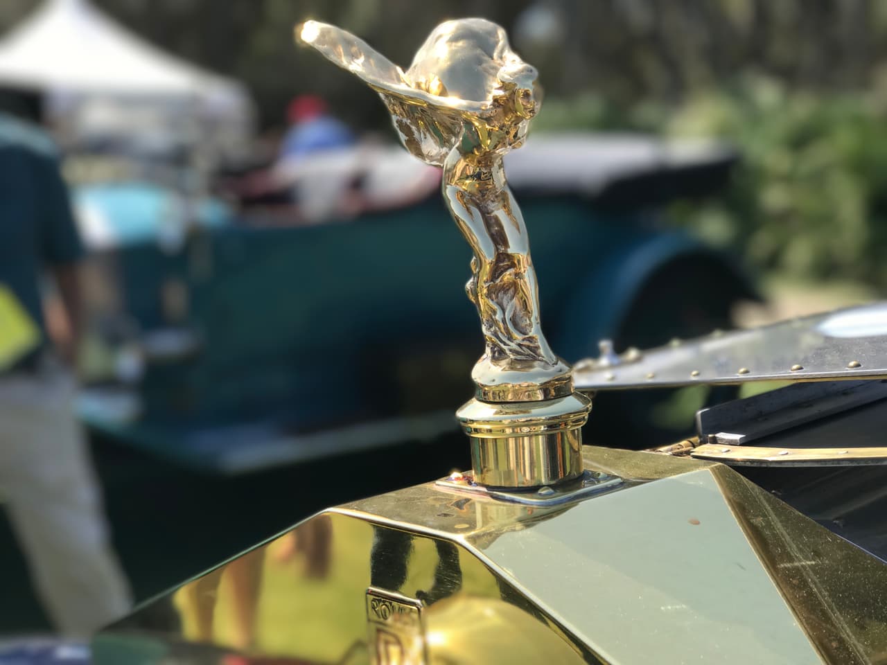 En este ejemplo el Espíritu del Éxtasis mira a la izquierda del vehículo ya que en este
<b>Rolls-Royce Silver Ghost de 1925</b> que tiene el capó abierto, también cumple funciones de manilla para abrir el compartimiento de motor plegable típico de los años 20. El Espíritu del Éxtasis perdura, notoriamente más pequeño y retraible electrónicamente, hasta nuestros días.