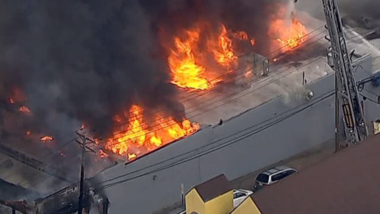 En estas imágenes desde el Unicóptero de Univision 41 se aprecian las llamas que salen del techo de este edificio en North Bergen.