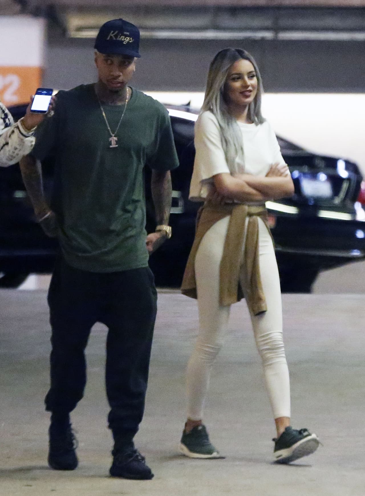 Tyga y la misteriosa modelo platicaban muy juntitos.