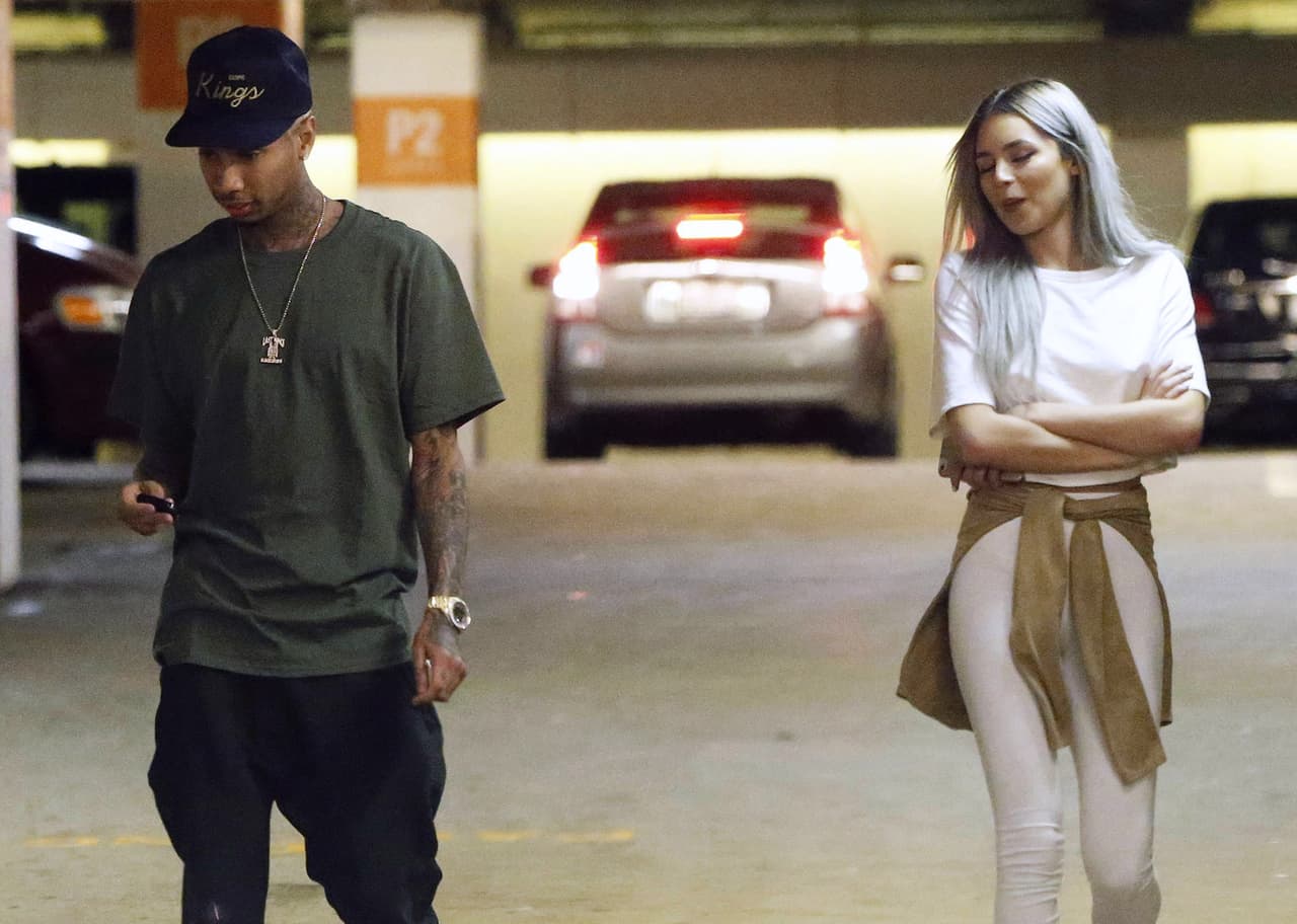 Oops! Los paparazzi cacharon a Tyga con una linda chica.
