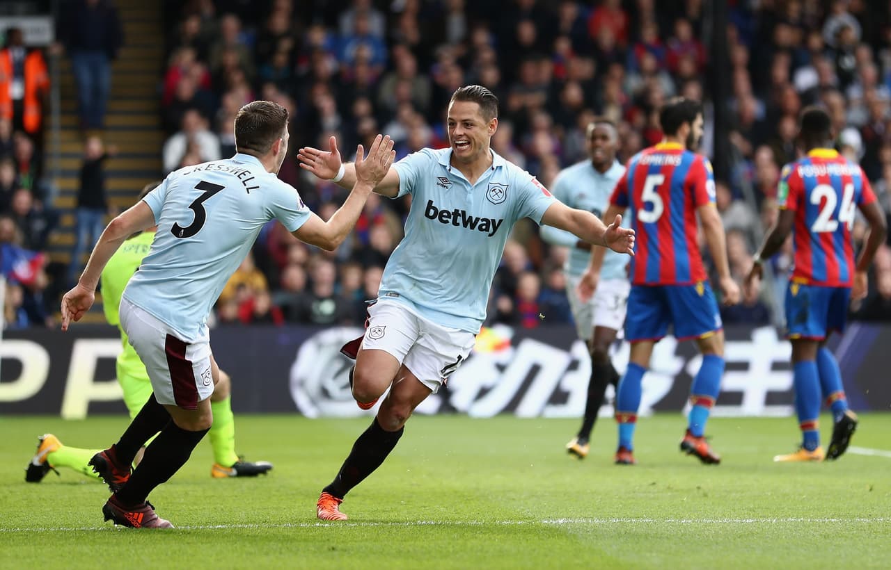 LONDON, ENGLAND - OCTOBER 28: Javier Hernandez of West Ham United celebrates scoring his sides first goal during the Premier League match between Crystal Palace and West Ham United at Selhurst Park on October 28, 2017 in London, England. (Photo by Bryn Lennon/Getty Images)