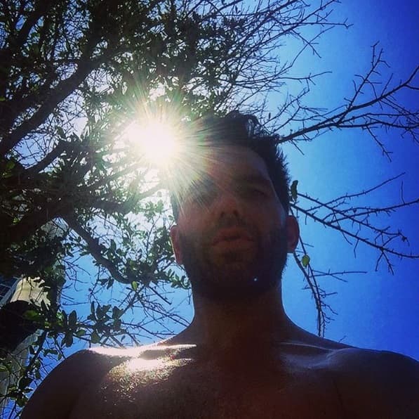 El apuesto actor keniano de origen alemán y chileno tiene una gran noticia para sus fanáticas. Muy pronto sabrás de qué se trata.