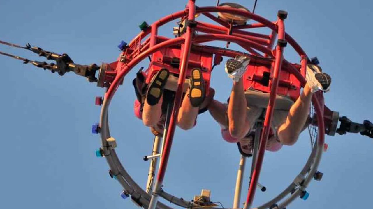 La
<a href="https://www.univision.com/radio/raul-brindis/adolescente-es-atacada-por-gaviota-que-se-estrello-contra-su-cara-mientras-estaba-en-un-juego-mecanico-video">atracción Spring Shot</a> puede lanzarte a más de 75 millas por hora por los aires, según el sitio web del parque Morey's Piers.