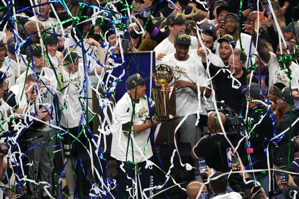 Los Bucks consiguen su segundo título y rompen la sequia desde 1971 sin un título.Milwaukee tuvo que venir de atrás de una desventaja de 0-2 y terminaron llevandose el título en el sexto juego con un total de 4 juegos ganados contra 2 de Phoenix.