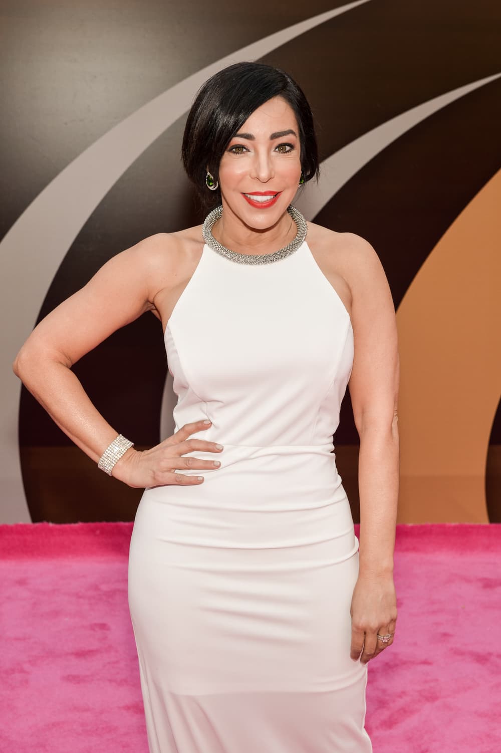 Ella no sólo atiende cada momento de los famosos, también es súper cuidadosa con su look y se ve impecable.