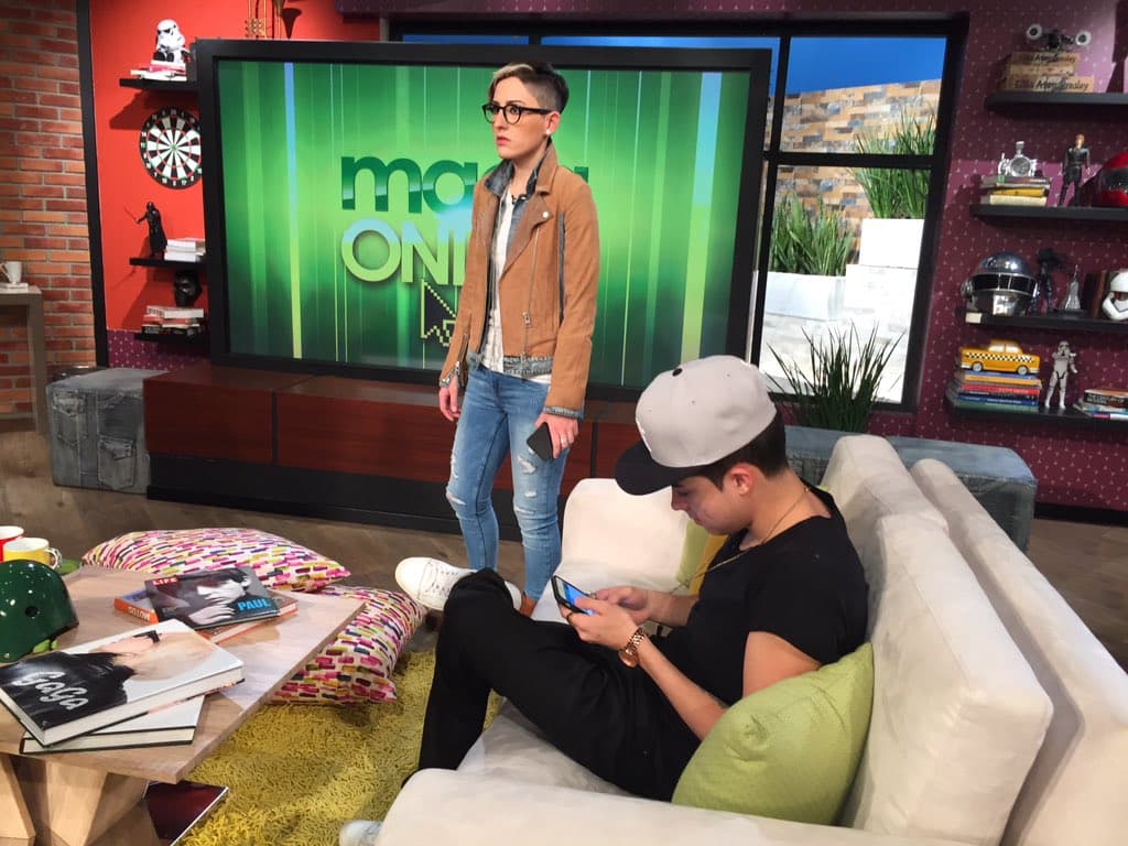 Mario Bautista consiente a sus fans contestándoles en los cortes comerciales.