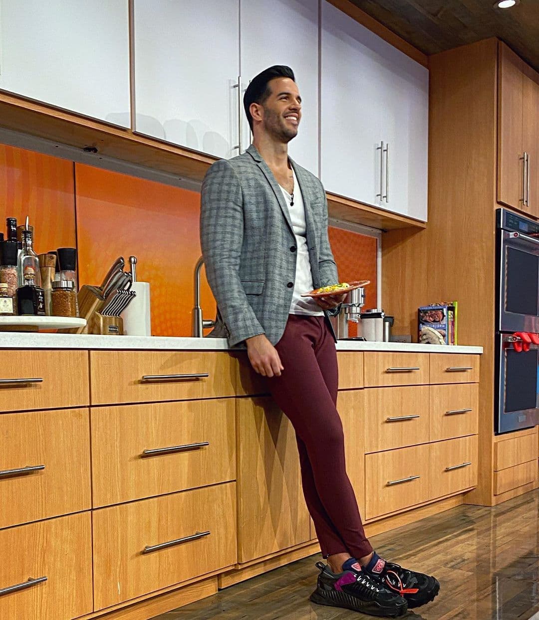 Yisus está convencido de que no se puede cocinar sin comer, así que no se resistió y se comprometió a mejor hacer ejercicio.