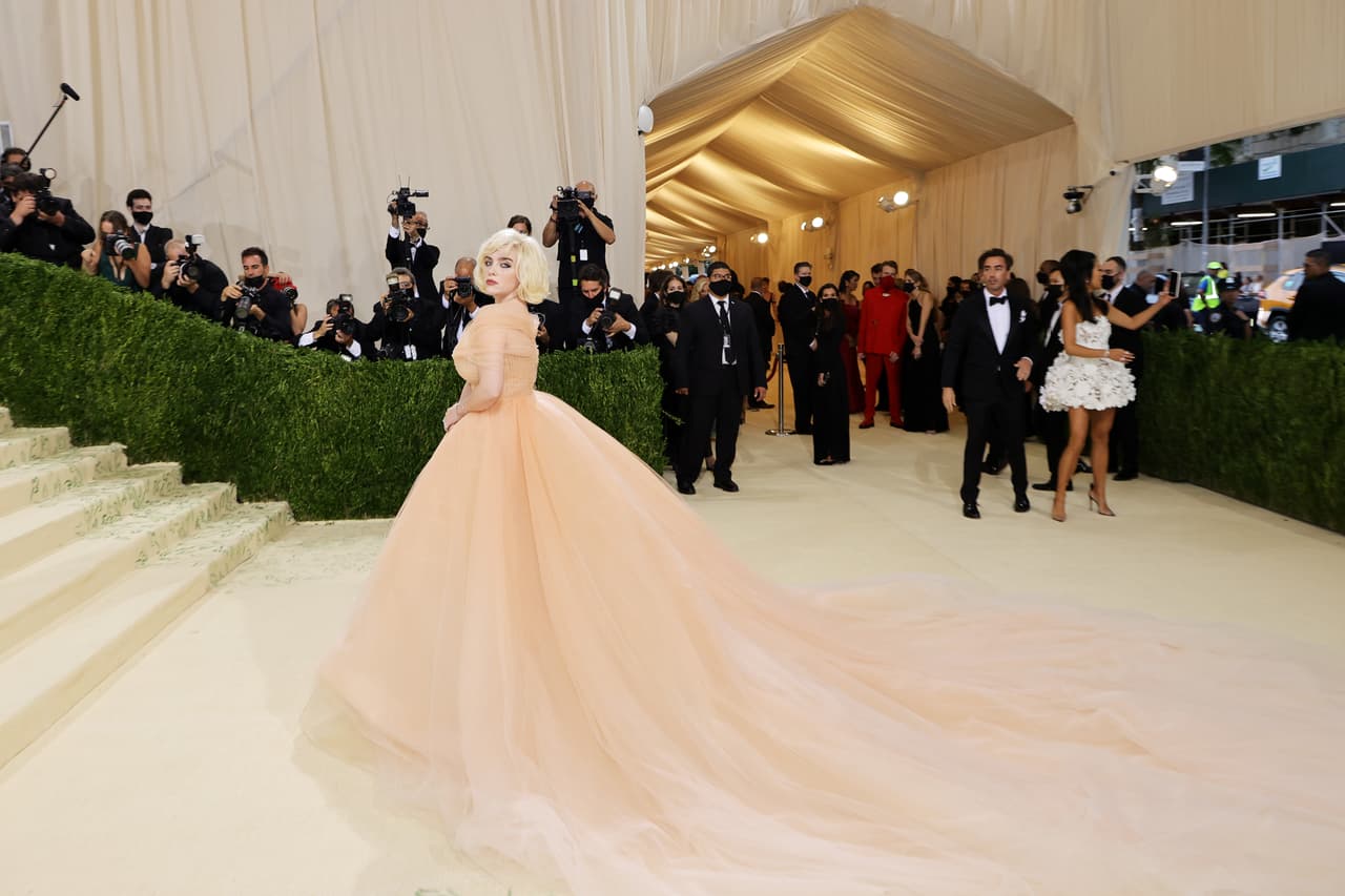 Este año, 
<b>Billie Eilish</b> fue una de las coanfitrionas del evento. Ella se lució en exhuberante vestido de Oscar de la Renta inspirado en el atuendo que Marilyn Monroe llevó a los Oscar en 1951, refirió la publicación Vogue.