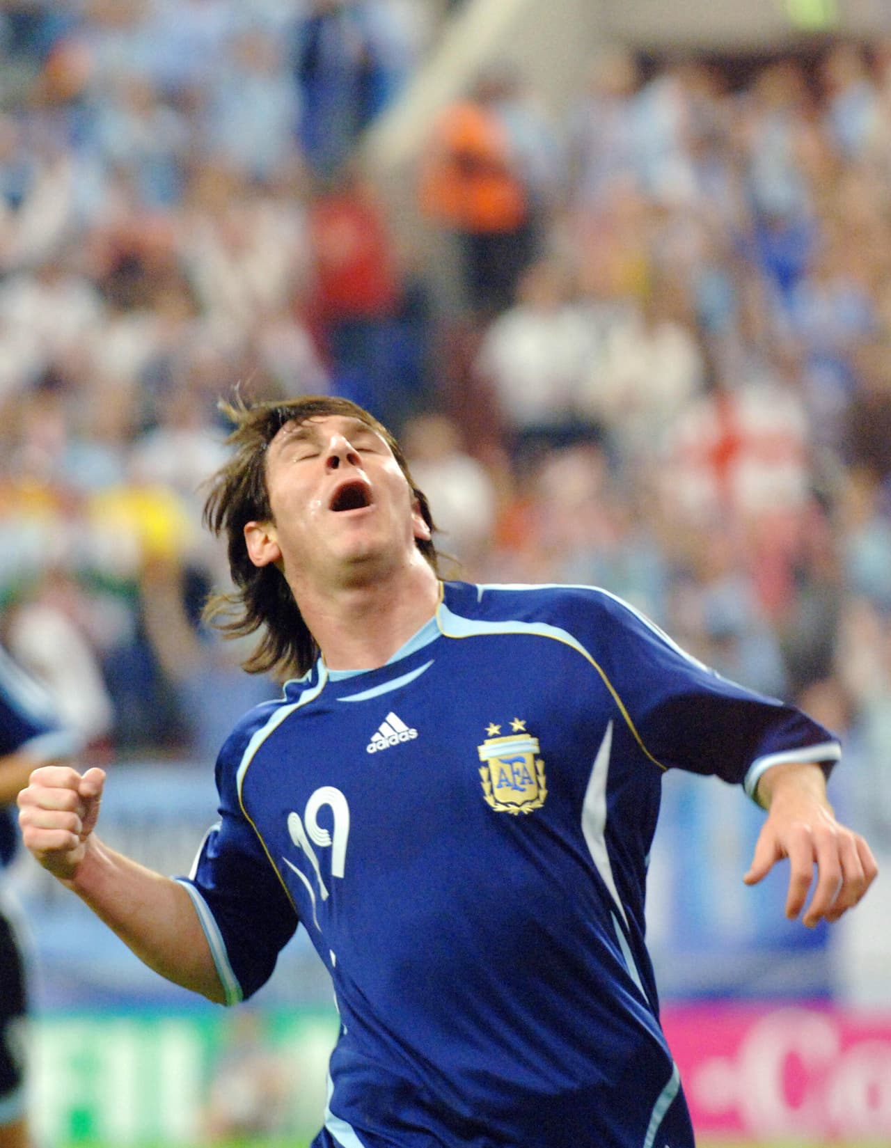 La actuación de Messi fue sobresaliente y tras su entrada Argentina marco tres goles, uno de ellos el primero de 'La Pulga' en un Mundial. Fue el sexto del 6-0 al minuto 43 del segundo tiempo.