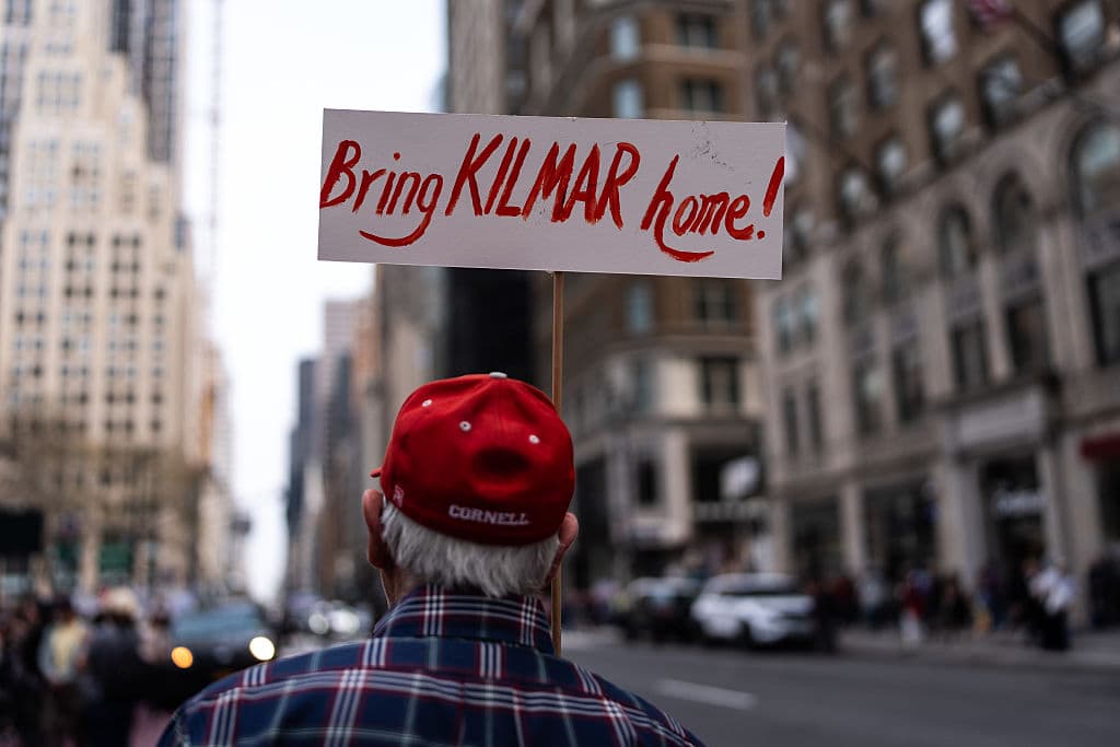 <b>Enseñanza intergeneracional sobre la libertad</b>: Las manifestaciones en Nueva York piden educar a las nuevas generaciones sobre la importancia de defender los valores democráticos y la libertad, mediante la participación en eventos históricos y protestas. En la imagen, un manifestante se pronuncia por el regreso de Kilmar Ábrego, inmigrante salvadoreño con estatus legal que fue deportado a su país.