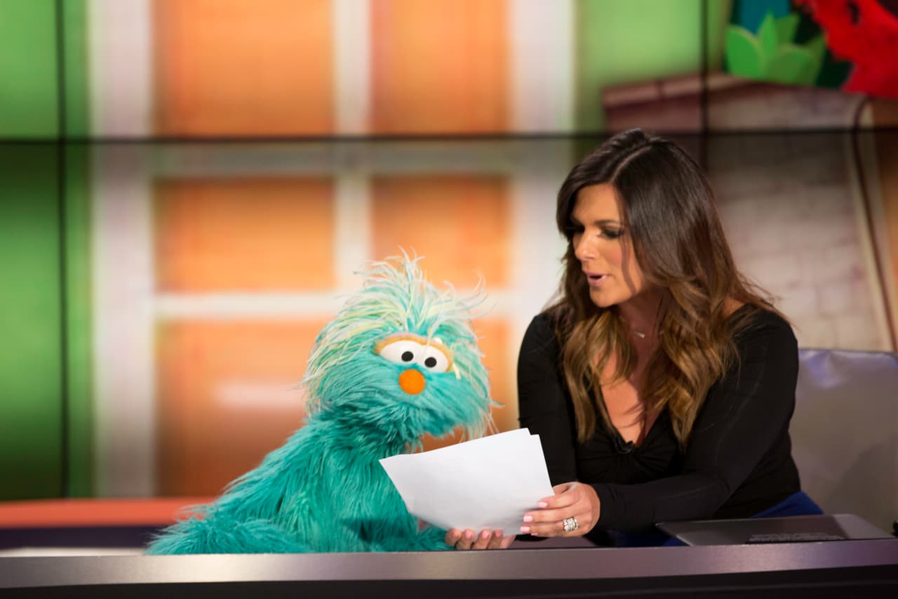 Luego Bárbara Bermudo ayudó a cumplir el sueño de Rosita. Le explica lo que necesita aprender para presentar un programa de televisión.