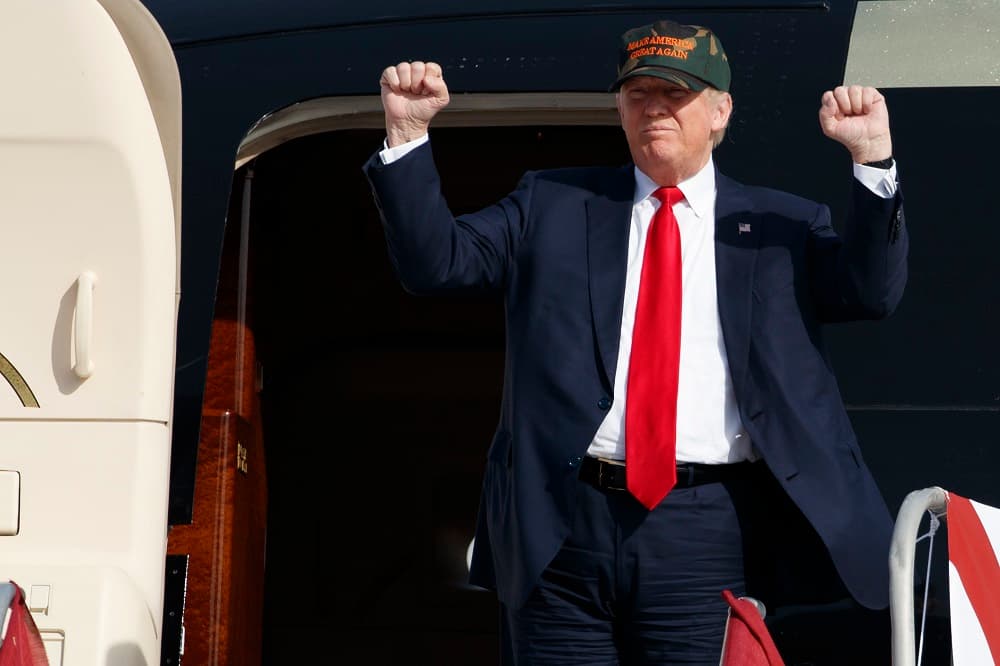 El candidato republicano Donald Trump llega a Florida para un evento Sanford.
