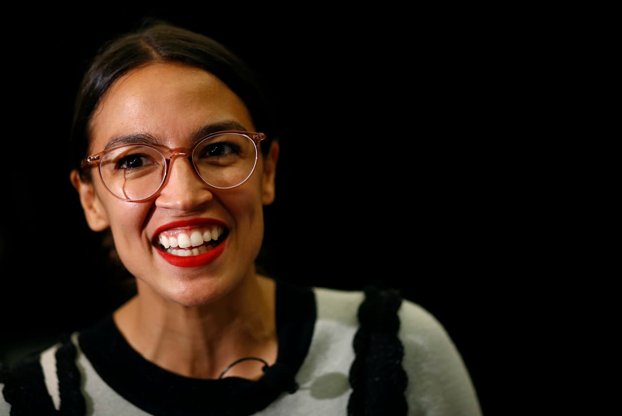 <b>La primera mujer menor de 30 años en ser electa a la cámara de representantes: Alexandria Ocasio-Cortez (1989).</b> La neoyorquina descendiente de puertorriqueños fue electa por distrito 14 de Nueva York en 2018 con 29 años recién cumplidos.