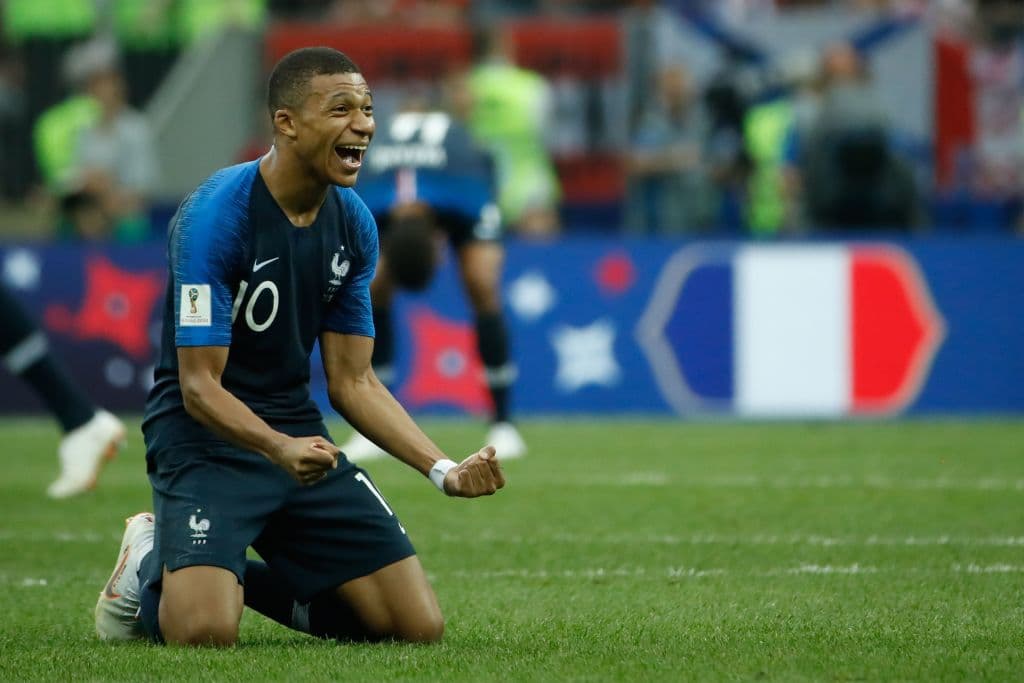 Kylian Mbappe, nombrado el Mejor Jugador Joven del Mundial, se arrodilló en el terreno.