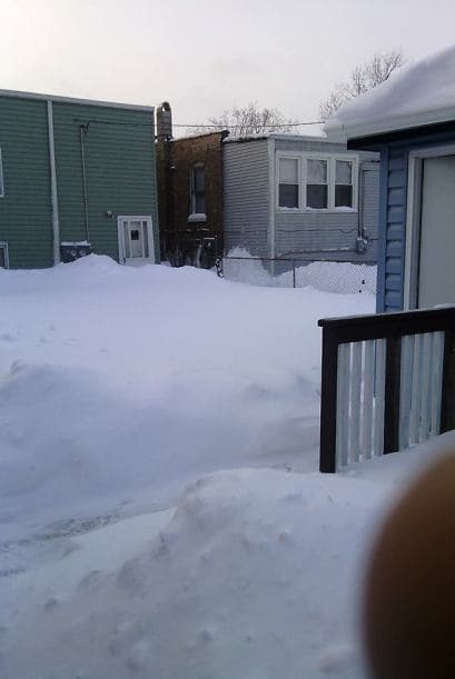 La nieve cubrió por completo los patios y entradas de las casas, según nos describe en esta imagen Alejandro Venegas.