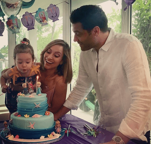 Acompañada de sus papitos, Alana sopló muy fuerte las velitas de su pastel.